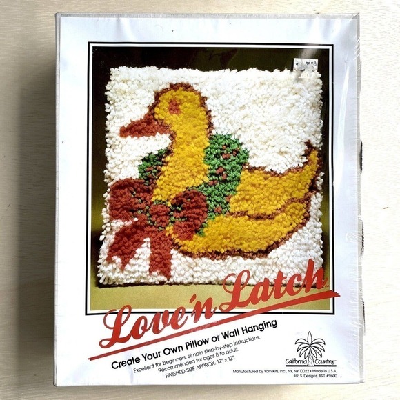 VINTAGE Love N Latch Hook Kit Yellow Duck Christmas Wreath Bow Pillow NEW - Picture 1 of 5